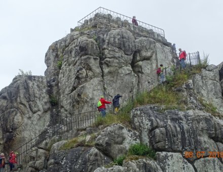 Dieses Bild zeigt wie einige Teilnehmer einen großen Felsen besteigen.
