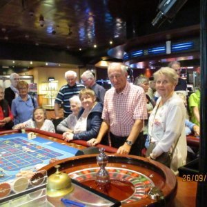Auf diesem Foto sind die Teilnehmer im Casino. Sie spielen „Roulette“.